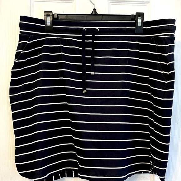croft & barrow Dresses & Skirts - Skirt B&W Stretch-size 16